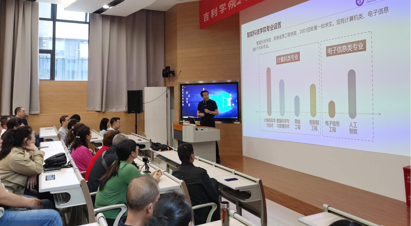 教青局教育資源中心展出粵華中學智慧教學及科技教育成果