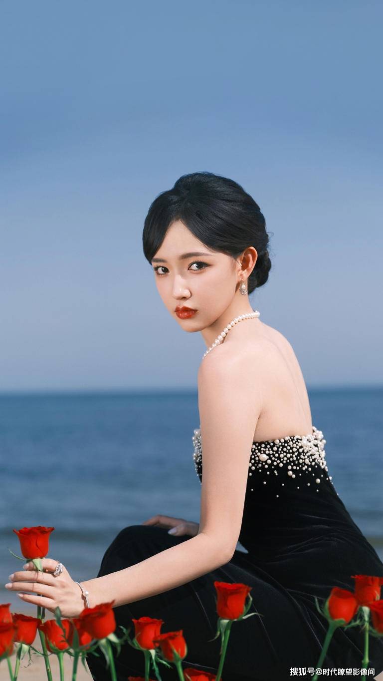 程潇杀穿阿那亚红毯！3000 颗水钻黑裙裹海浪手持红玫化身暗夜玫瑰复古